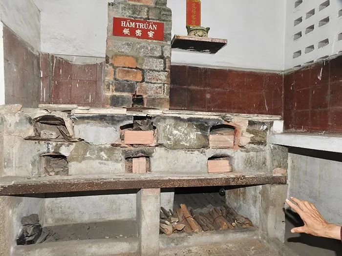 Gian bếp là một hầm bí mật khéo léo trong căn nhà di tích