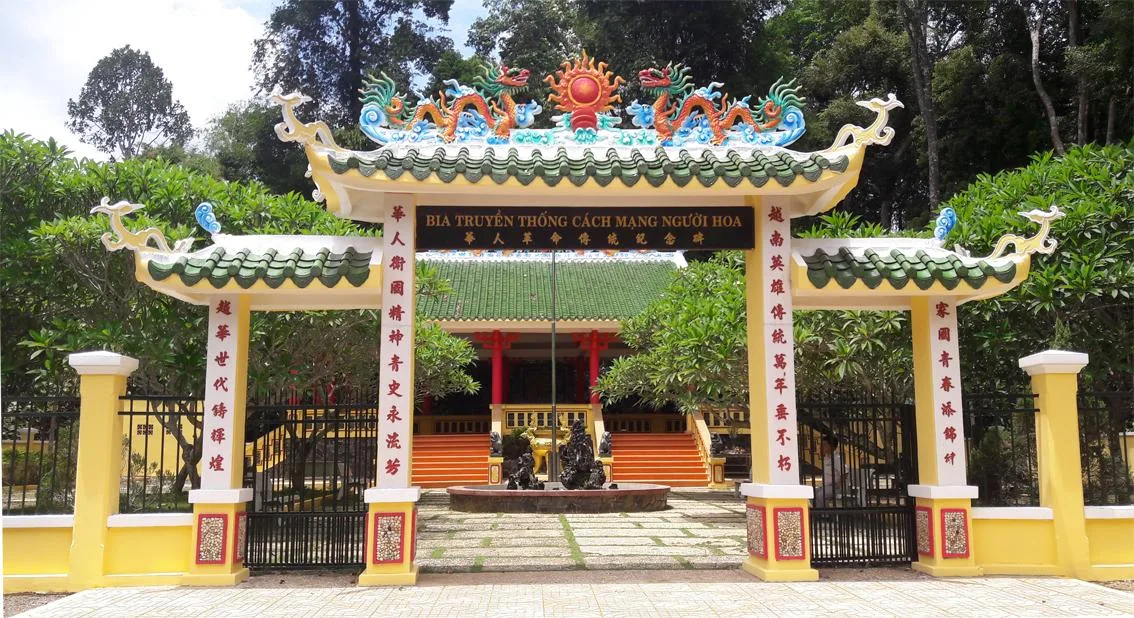 Mặt trước khu bia tưởng niệm giữa không gian cây xanh.