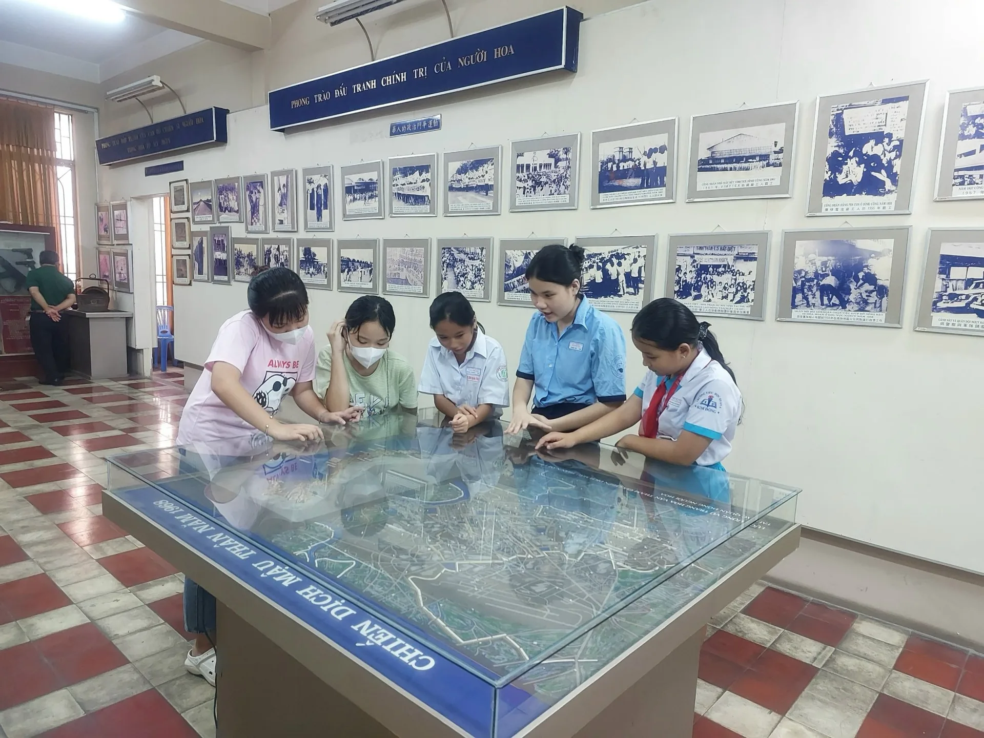 Hoạt động tại Nhà Truyền thống Cách mạng đồng bào dân tộc Hoa (8/10)