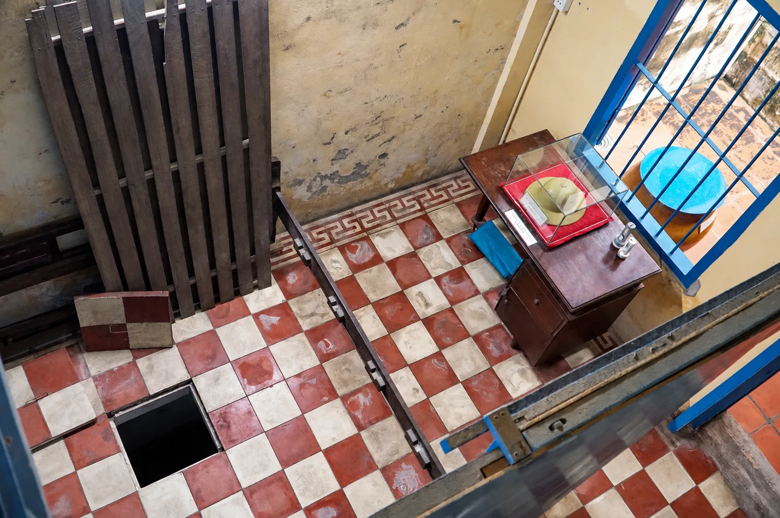 Nhóm người đang làm việc trong phòng trưng bày, quanh một hiện vật hoặc thiết bị dưới sàn.