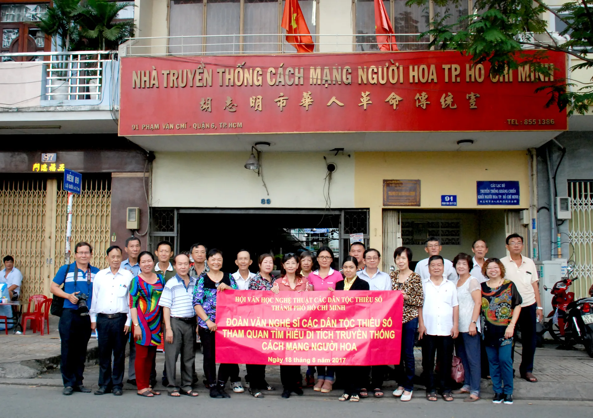 Đoàn khách tham quan nghe thuyết minh trong phòng trưng bày về truyền thống cách mạng đồng bào dân tộc Hoa.