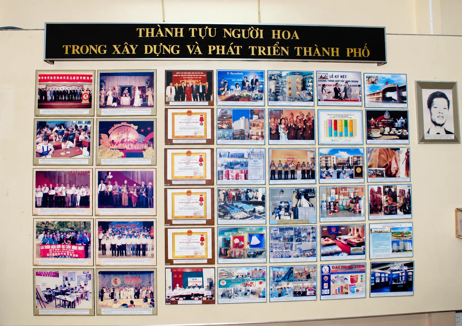 Bảng trưng bày những thành tựu của đồng bào dân tộc Hoa trong quá trình xây dựng và phát triển Thành phố.