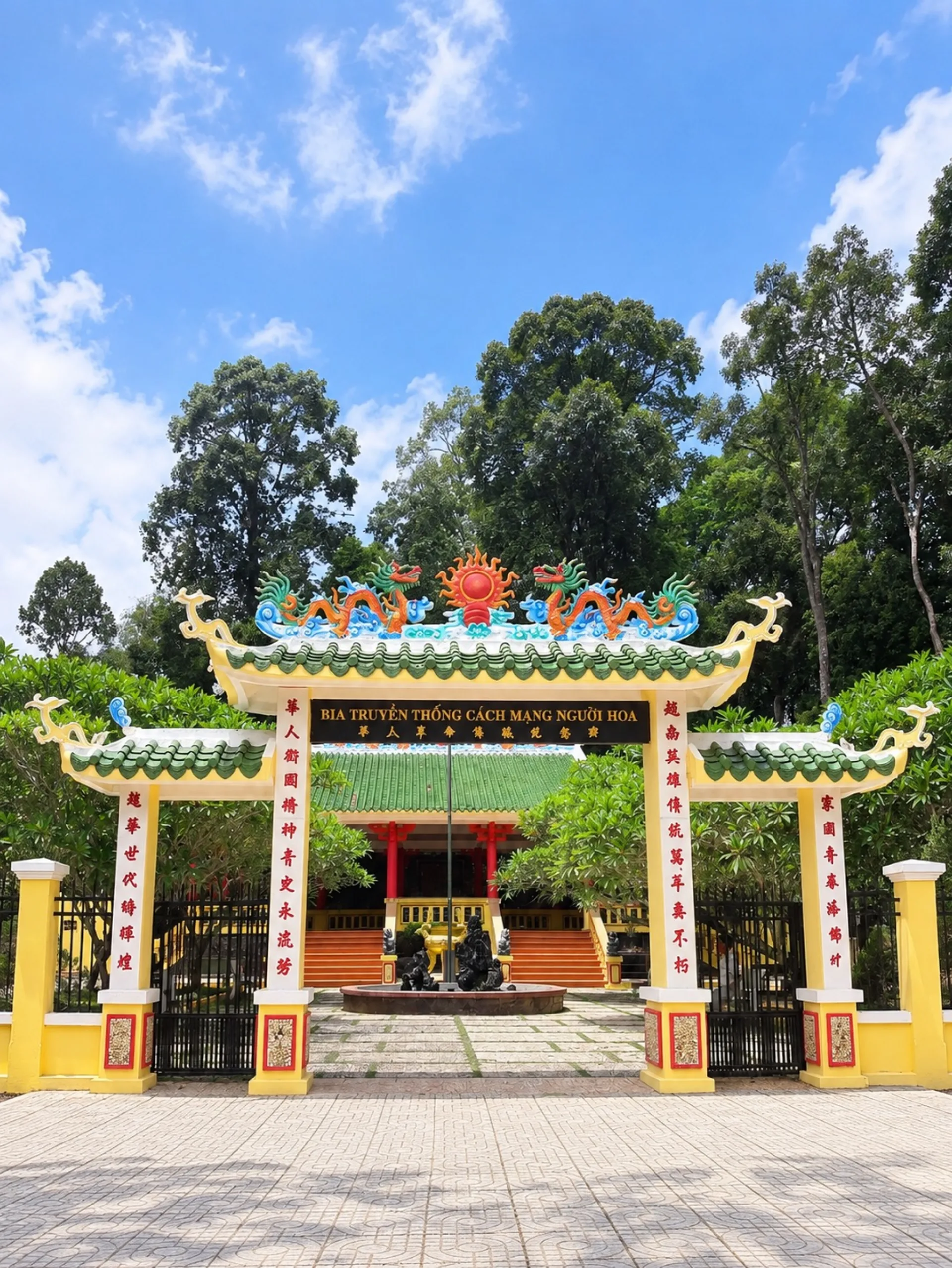 Bảng giới thiệu “Bia kỷ niệm truyền thống cách mạng người Hoa” kèm ảnh phối cảnh tổng thể khu di tích.
