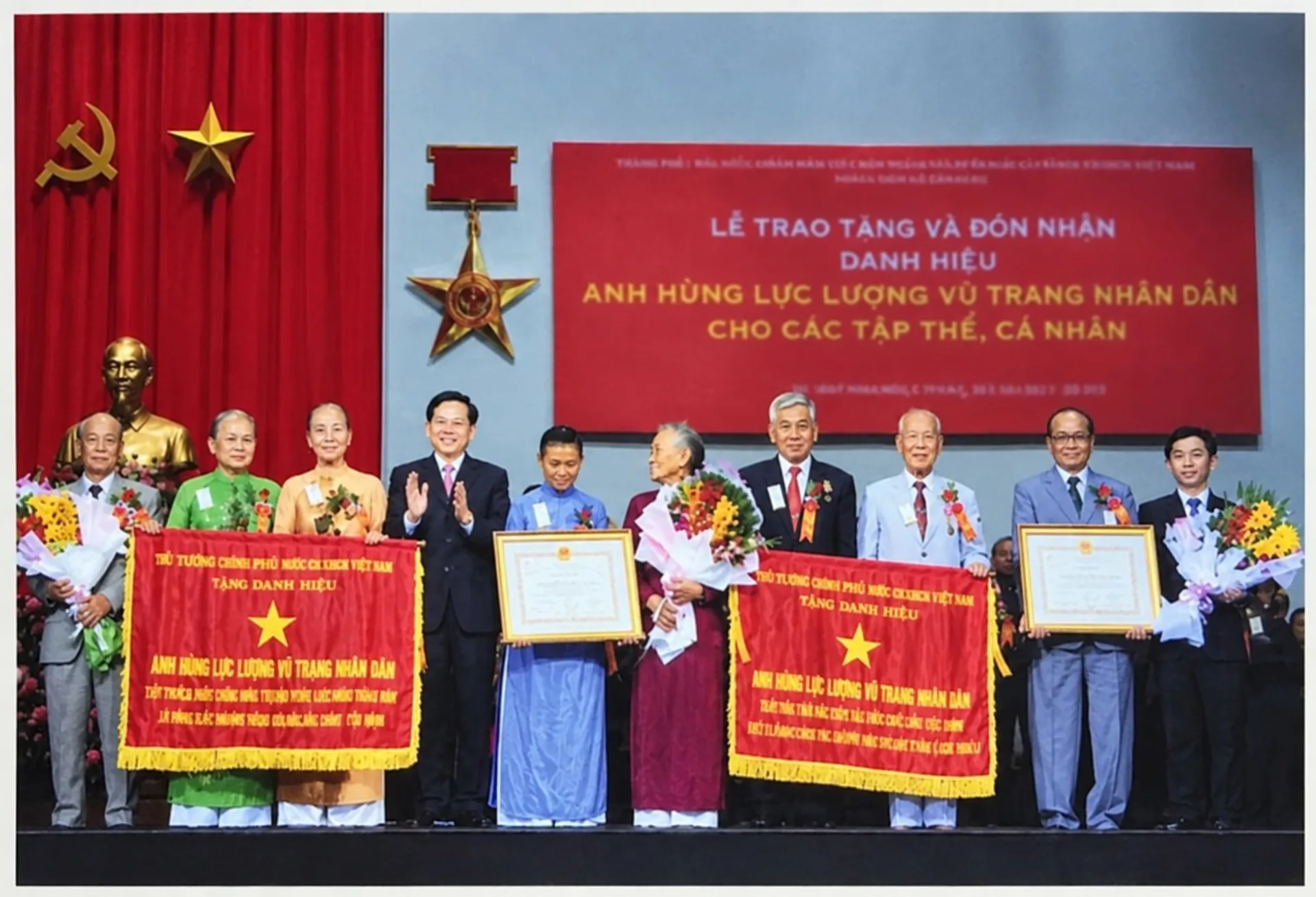 Bảng Di tích Lịch sử Quốc gia “Hầm bí mật in tài liệu của Ban Tuyên huấn Hoa vận” cùng biểu tượng kỷ niệm 50 năm Ngày giải phóng miền Nam, thống nhất đất nước, phía trước là hàng rào xanh của căn nhà 341/10 Gia Phú.
