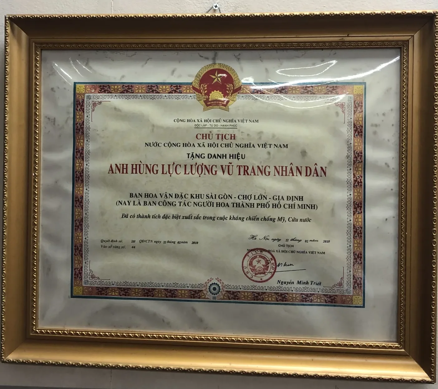 Bằng danh hiệu Anh hùng Lực lượng Vũ trang Nhân dân tặng Ban Hoa vận Đặc khu Sài Gòn – Chợ Lớn – Gia Định, năm 2010, trong khung gỗ mạ vàng.