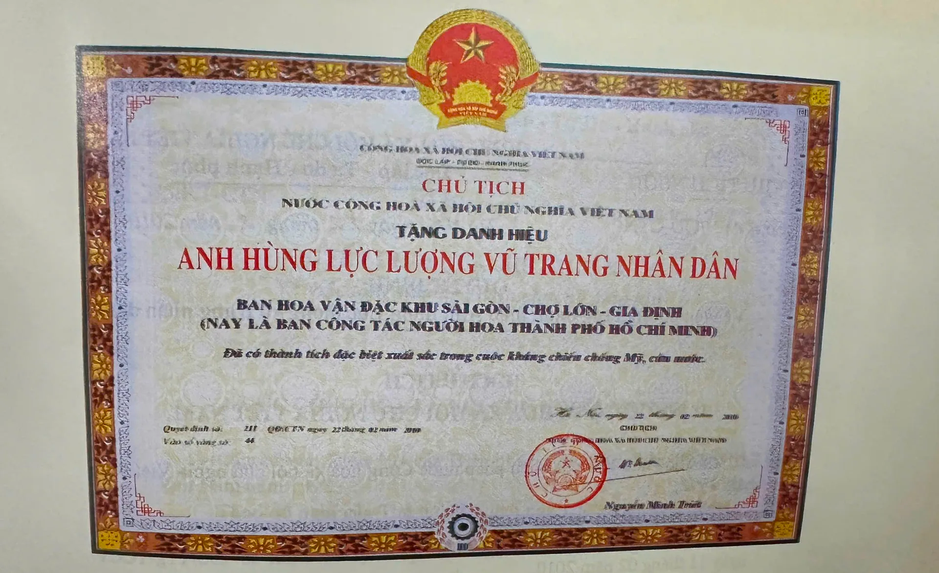 Cận cảnh bằng phong tặng danh hiệu Anh hùng Lực lượng vũ trang nhân dân cho Ban Hoa vận Đặc khu Sài Gòn – Chợ Lớn – Gia Định