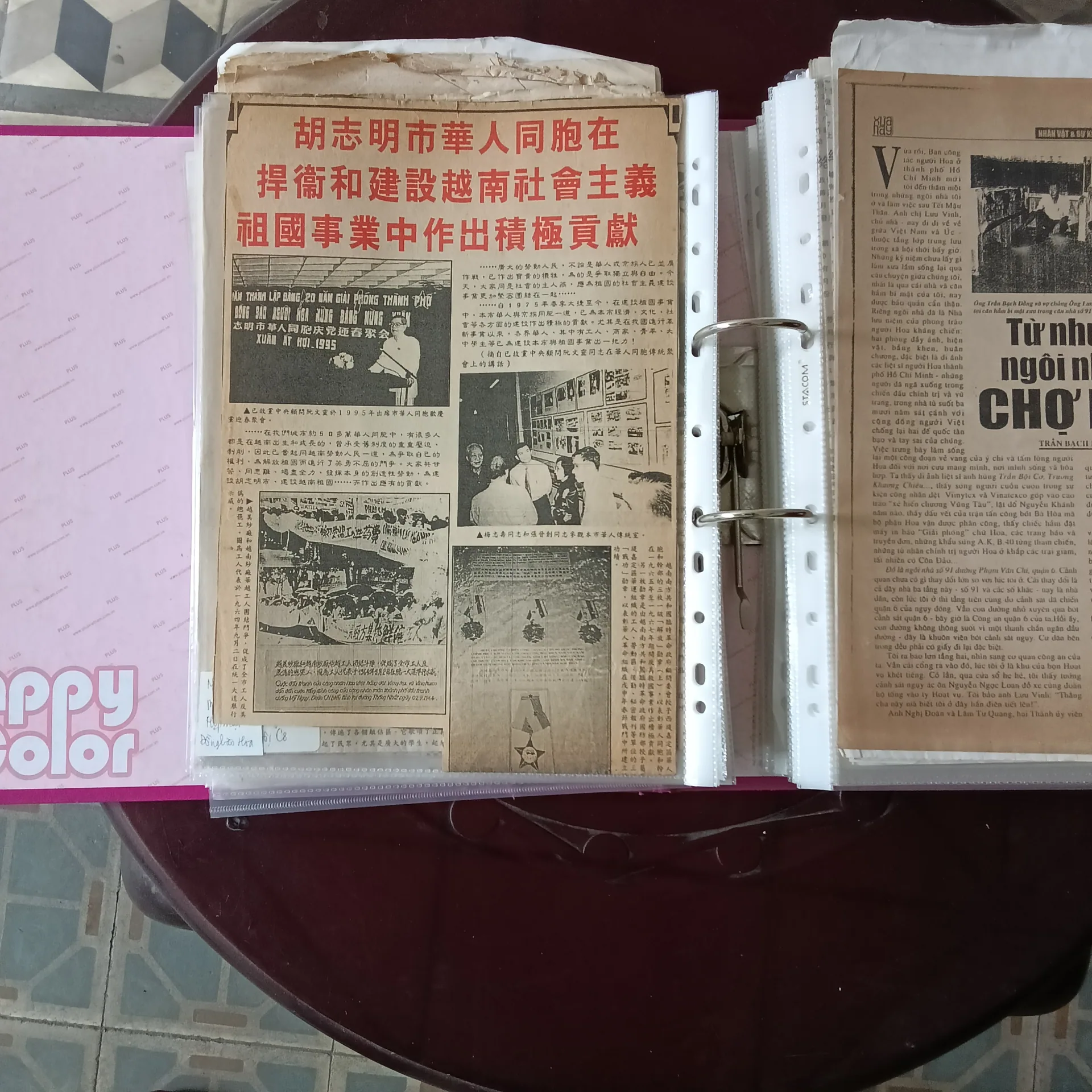 Bìa còng trưng bày các trang báo Hoa văn cũ, một trang có tiêu đề đỏ và ảnh minh họa
