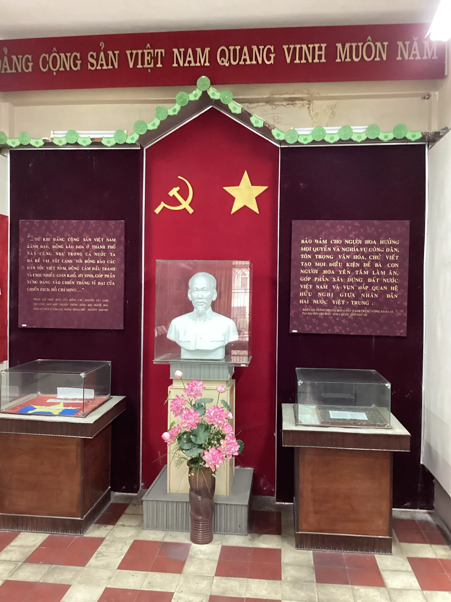 Không gian trưng bày với tượng bán thân Chủ tịch Hồ Chí Minh, cờ Đảng và cờ Tổ quốc.