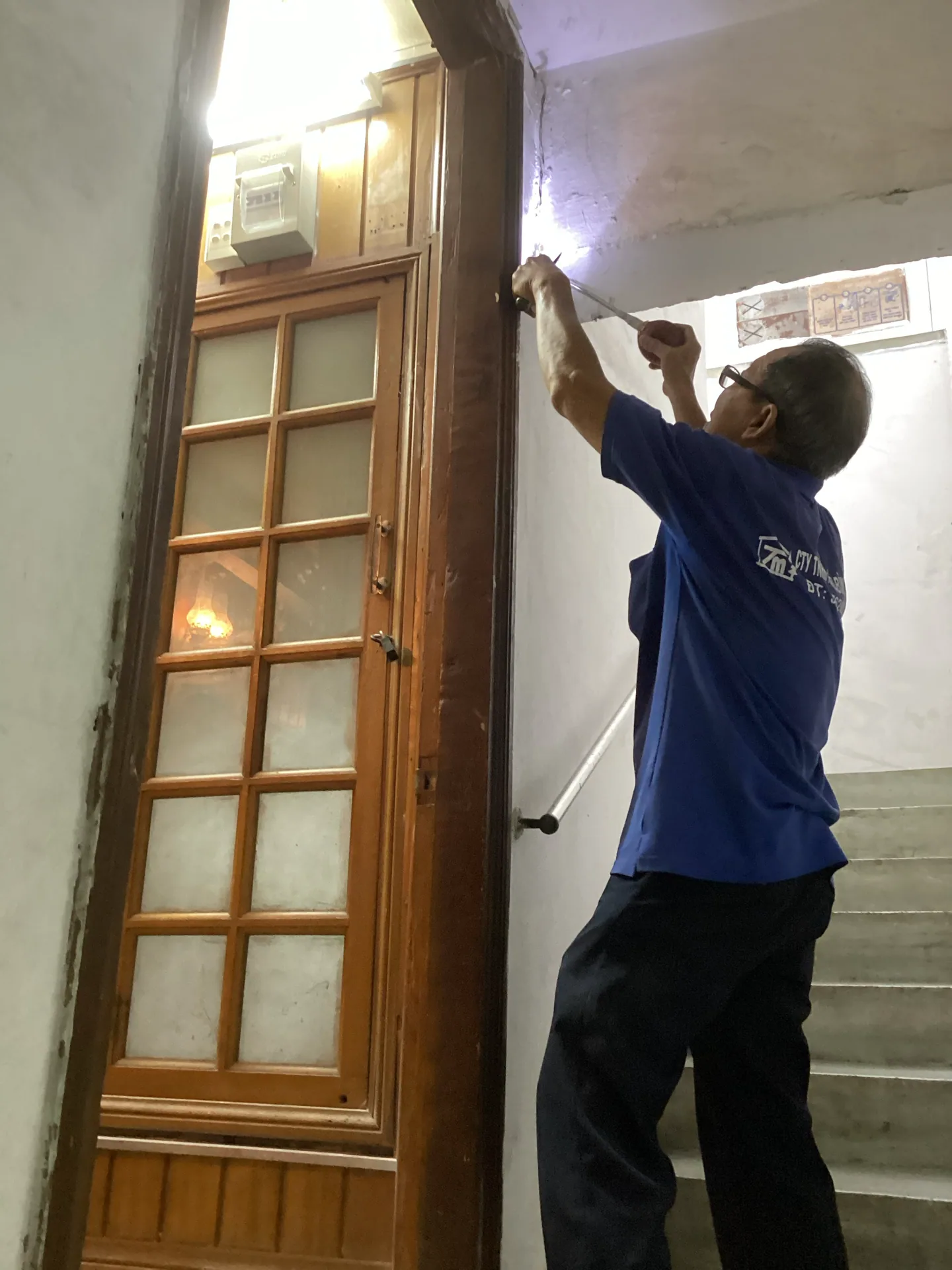 Thi công, bảo trì phần tường và khung cửa trong hành lang nội thất.