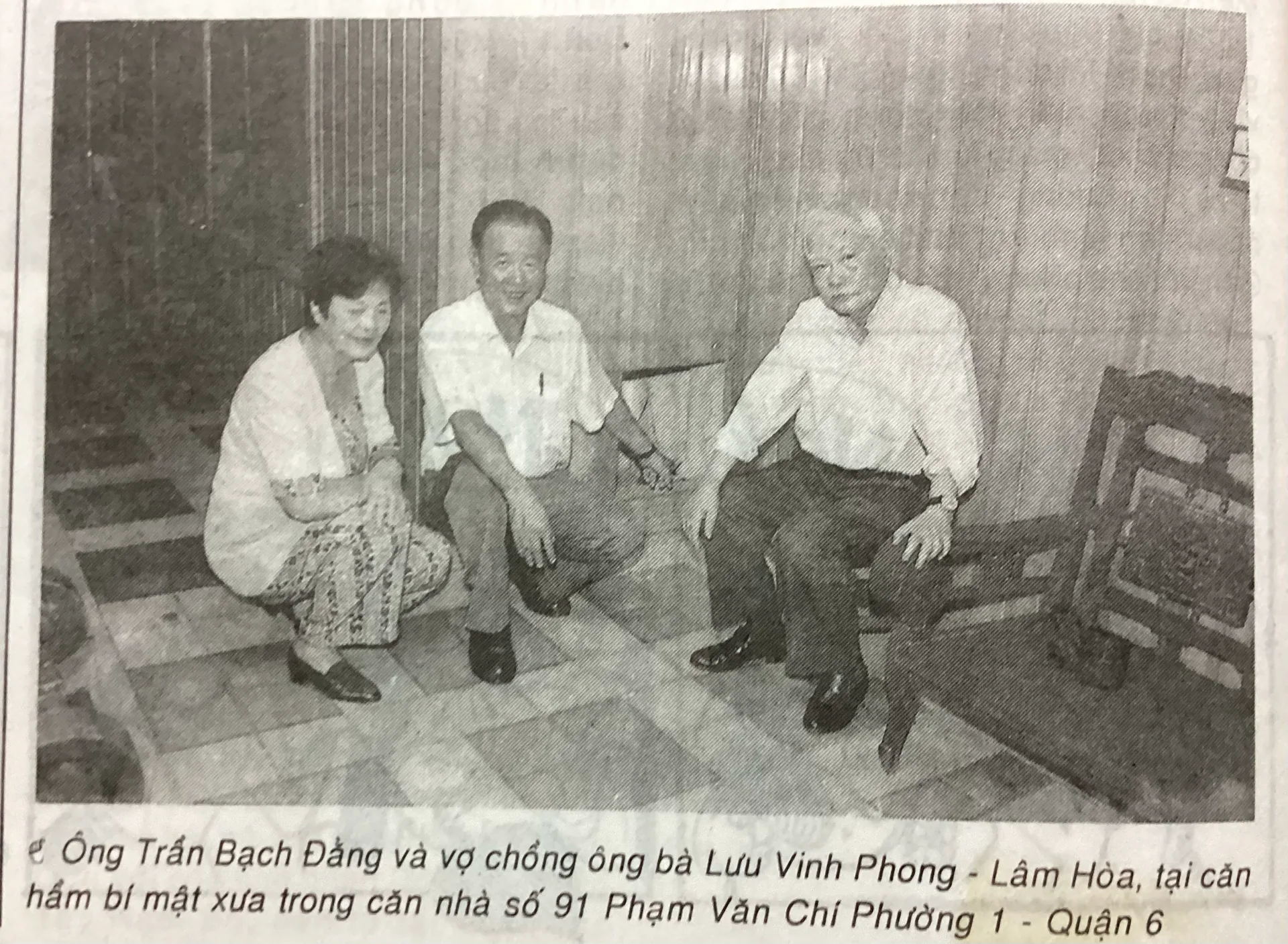 Ảnh tư liệu đồng chí Trần Bạch Đằng cùng vợ chồng ông bà Lưu Vinh Phong – Lâm Hòa tại căn hầm bí mật