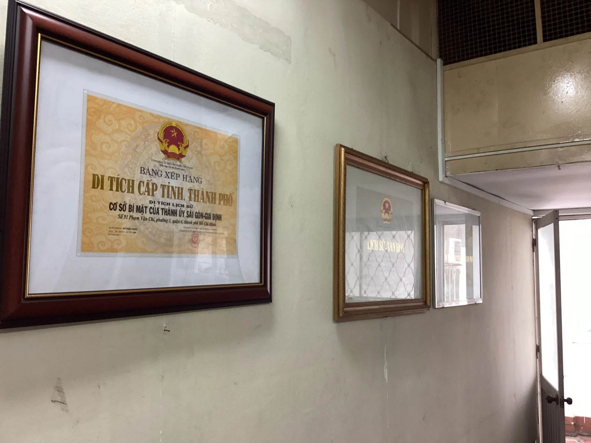 Các bằng xếp hạng di tích được đóng khung treo trên tường trong không gian trưng bày.