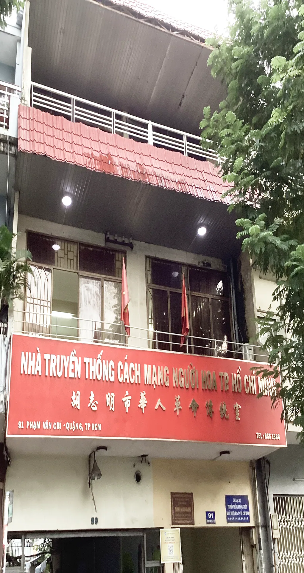 Mặt tiền Nhà Truyền thống Cách mạng Người Hoa TP.HCM với bảng hiệu đỏ song ngữ Việt – Hoa
