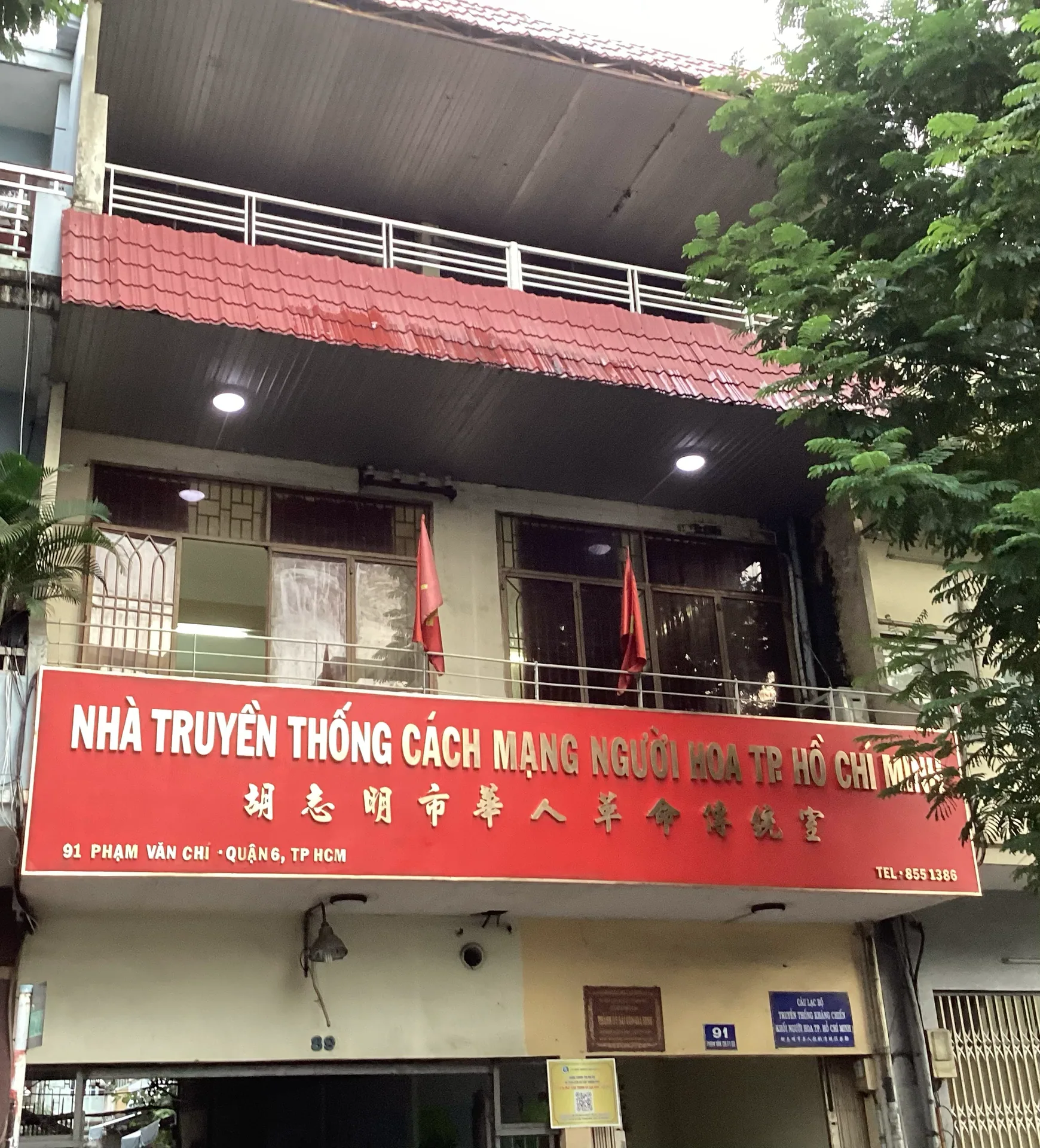 Mặt tiền Nhà Truyền thống Cách mạng Người Hoa TP.HCM với bảng hiệu đỏ song ngữ Việt – Hoa