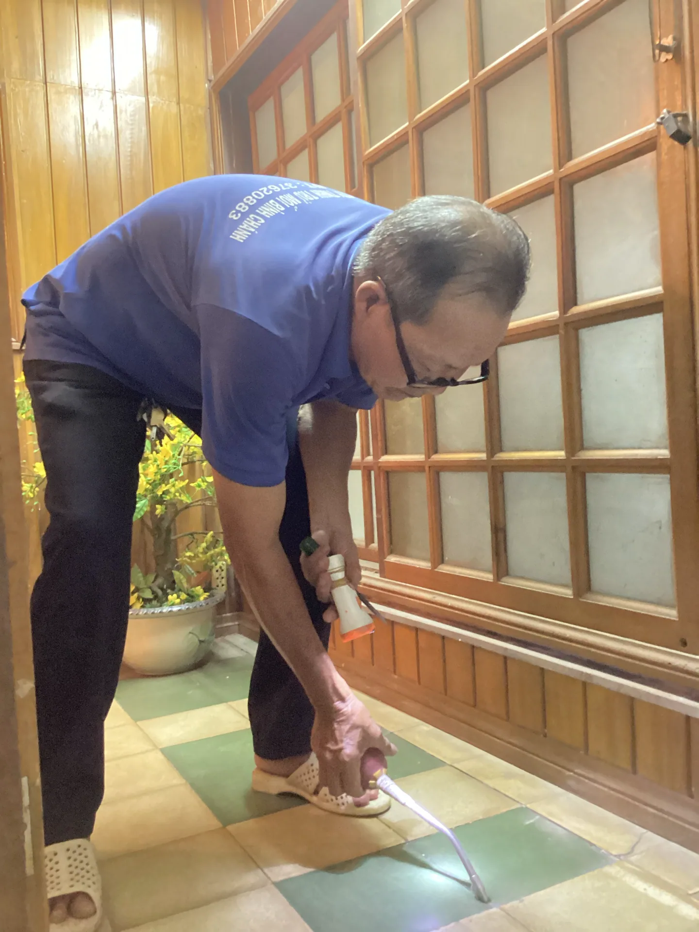Bảo trì sàn và cửa gỗ trong không gian nội thất di tích