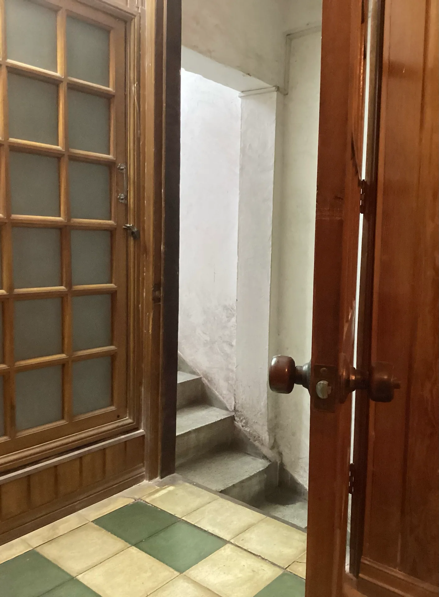 Cửa gỗ và lối đi hẹp bên trong nhà di tích