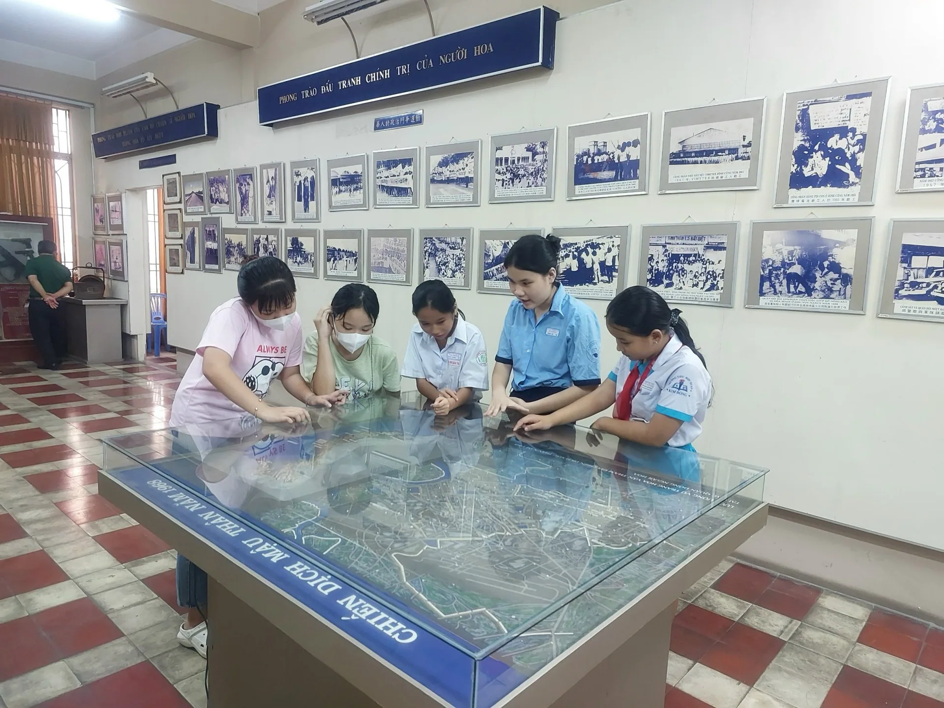 Nhóm khách tham quan đang xem bản đồ, sa bàn trong phòng trưng bày