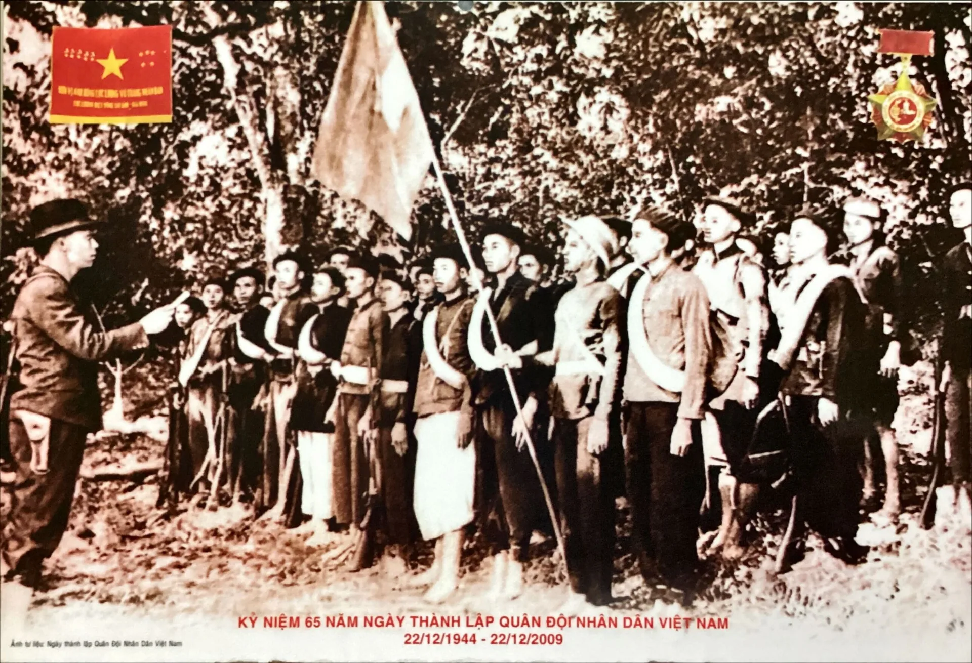Tư liệu kỷ niệm 6 năm ngày thành lập Quân đội nhân dân Việt Nam, thể hiện đoàn người đứng dưới cờ.