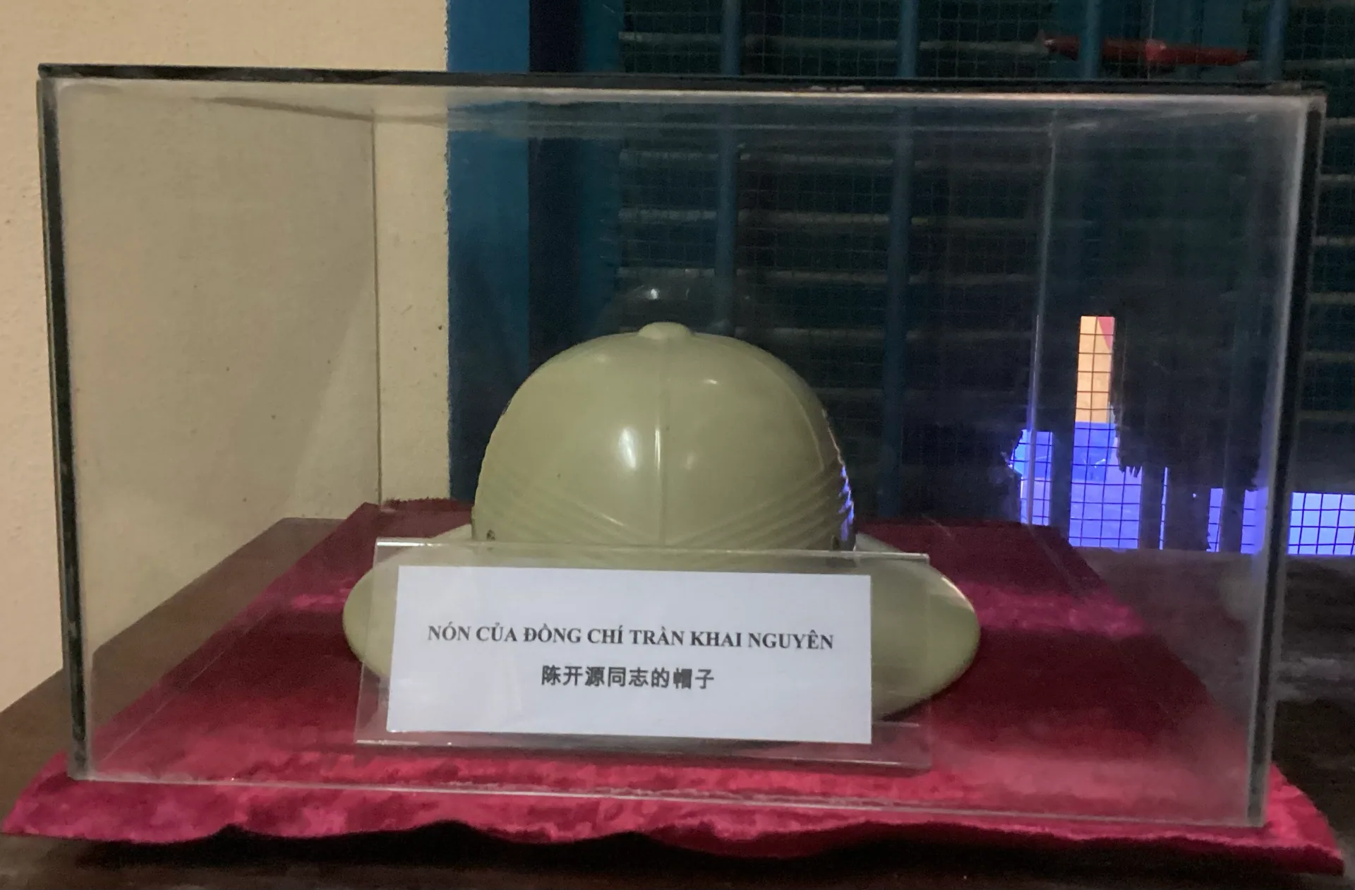 Hiện vật chiếc nón của đồng chí Trần Khai Nguyên được đặt trong tủ kính trưng bày.