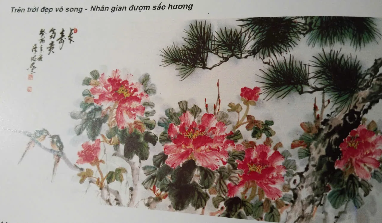 Tranh thủy mặc hoa mẫu đơn, cành thông và chim, kèm dòng chữ Việt và thư pháp chữ Hán.